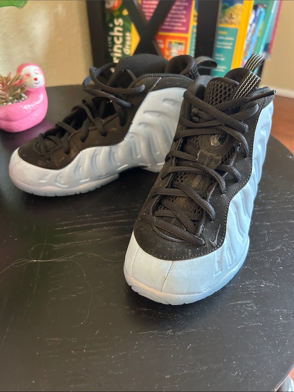 Kids size 2 Nike Posite Sneakers good condition